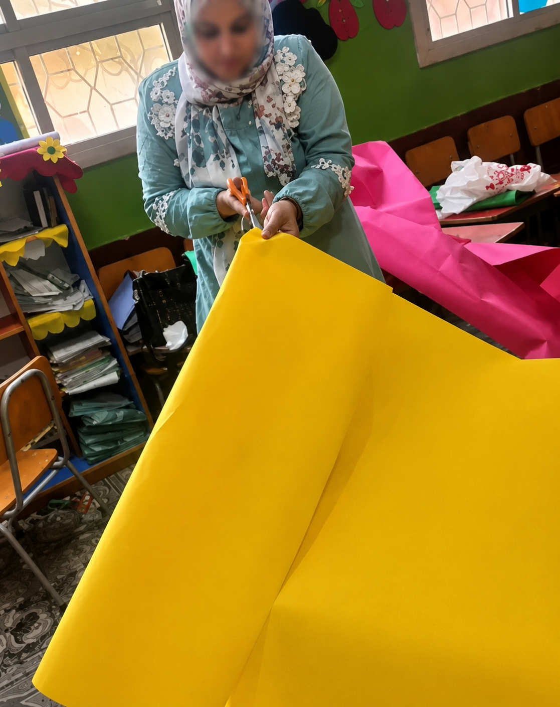 تجهيز الوسائل الورقية باللون الأصفر